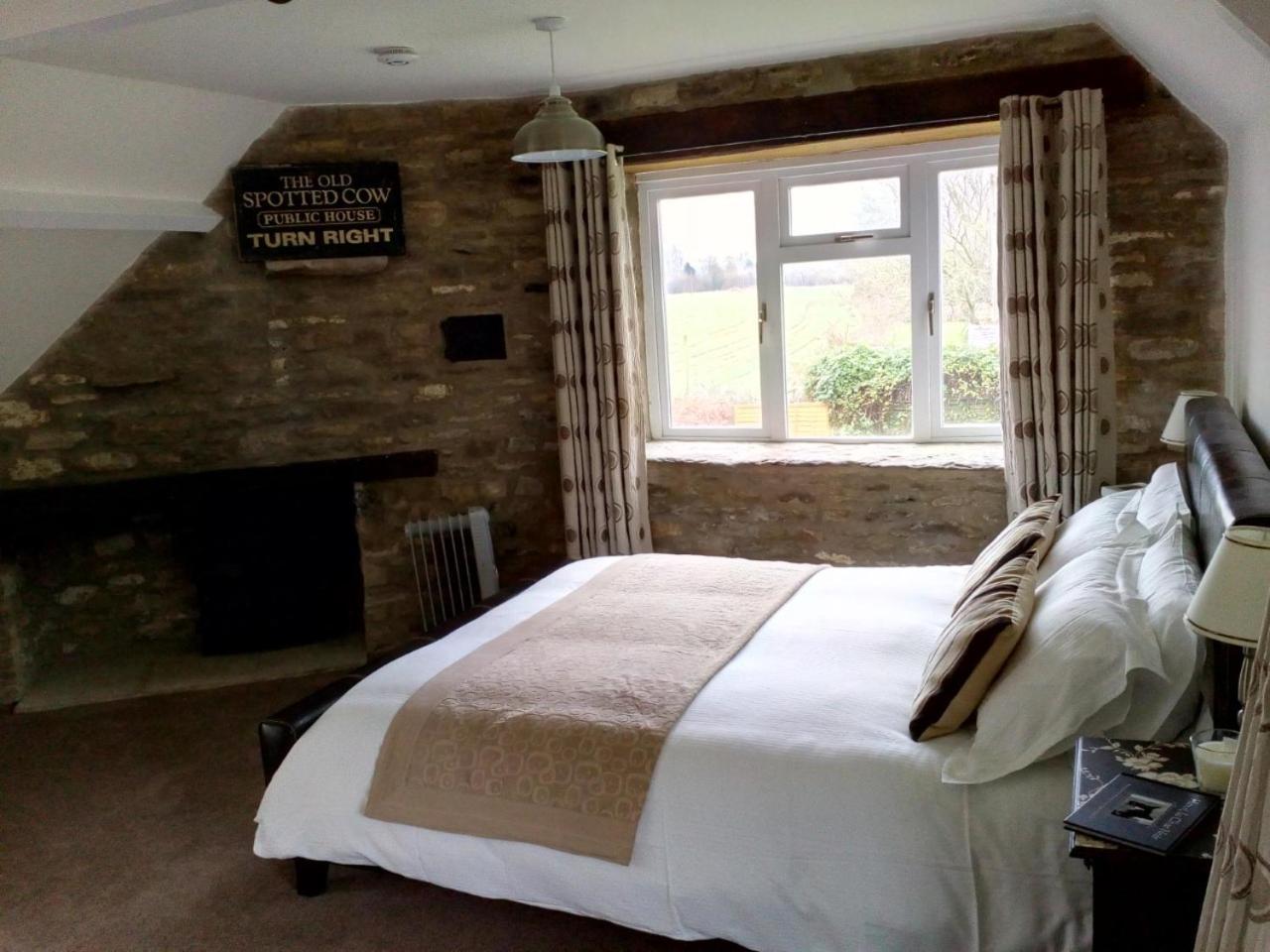 The Old Spotted Cow Bed and Breakfast Marston Meysey Exteriör bild
